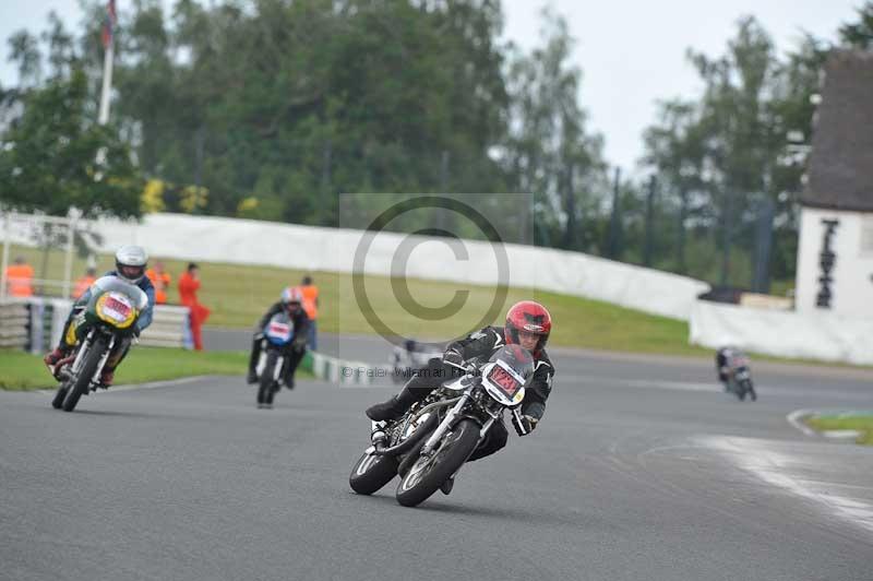 Mallory park Leicestershire;Mallory park photographs;Motorcycle action photographs;classic bikes;event digital images;eventdigitalimages;mallory park;no limits trackday;peter wileman photography;vintage bikes;vintage motorcycles;vmcc festival 1000 bikes