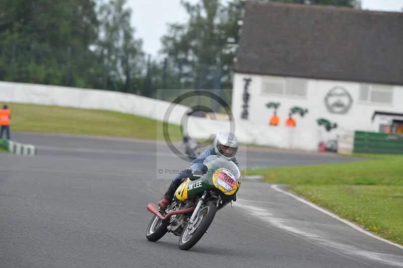 Mallory park Leicestershire;Mallory park photographs;Motorcycle action photographs;classic bikes;event digital images;eventdigitalimages;mallory park;no limits trackday;peter wileman photography;vintage bikes;vintage motorcycles;vmcc festival 1000 bikes