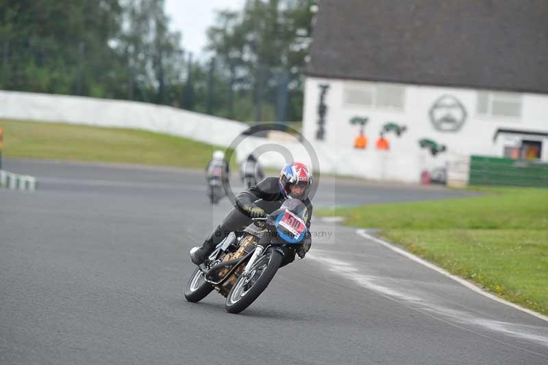 Mallory park Leicestershire;Mallory park photographs;Motorcycle action photographs;classic bikes;event digital images;eventdigitalimages;mallory park;no limits trackday;peter wileman photography;vintage bikes;vintage motorcycles;vmcc festival 1000 bikes