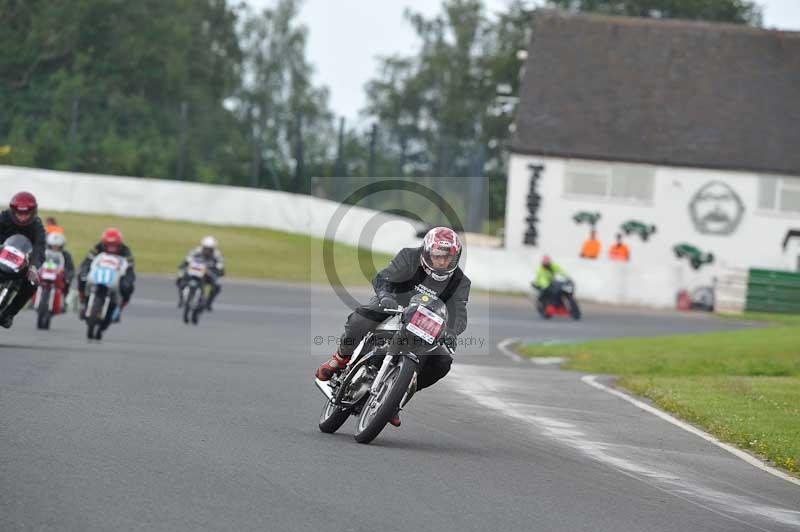 Mallory park Leicestershire;Mallory park photographs;Motorcycle action photographs;classic bikes;event digital images;eventdigitalimages;mallory park;no limits trackday;peter wileman photography;vintage bikes;vintage motorcycles;vmcc festival 1000 bikes