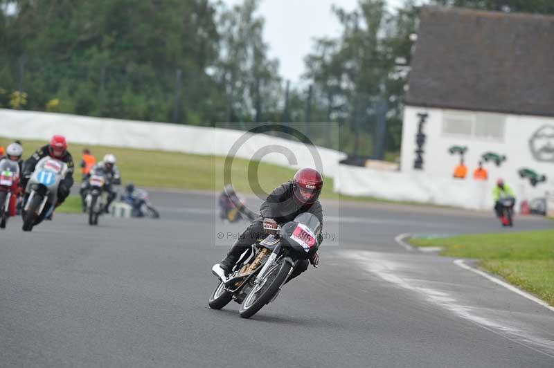 Mallory park Leicestershire;Mallory park photographs;Motorcycle action photographs;classic bikes;event digital images;eventdigitalimages;mallory park;no limits trackday;peter wileman photography;vintage bikes;vintage motorcycles;vmcc festival 1000 bikes