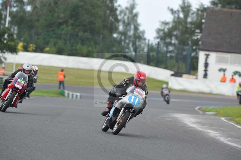 Mallory park Leicestershire;Mallory park photographs;Motorcycle action photographs;classic bikes;event digital images;eventdigitalimages;mallory park;no limits trackday;peter wileman photography;vintage bikes;vintage motorcycles;vmcc festival 1000 bikes