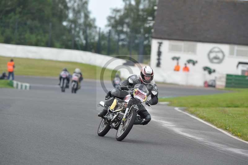 Mallory park Leicestershire;Mallory park photographs;Motorcycle action photographs;classic bikes;event digital images;eventdigitalimages;mallory park;no limits trackday;peter wileman photography;vintage bikes;vintage motorcycles;vmcc festival 1000 bikes