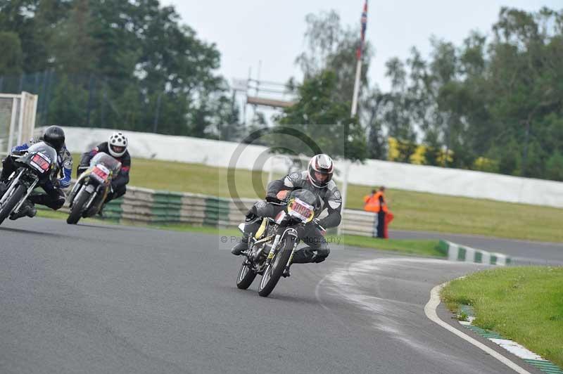 Mallory park Leicestershire;Mallory park photographs;Motorcycle action photographs;classic bikes;event digital images;eventdigitalimages;mallory park;no limits trackday;peter wileman photography;vintage bikes;vintage motorcycles;vmcc festival 1000 bikes