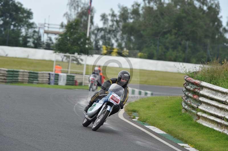 Mallory park Leicestershire;Mallory park photographs;Motorcycle action photographs;classic bikes;event digital images;eventdigitalimages;mallory park;no limits trackday;peter wileman photography;vintage bikes;vintage motorcycles;vmcc festival 1000 bikes