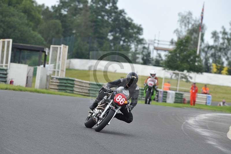 Mallory park Leicestershire;Mallory park photographs;Motorcycle action photographs;classic bikes;event digital images;eventdigitalimages;mallory park;no limits trackday;peter wileman photography;vintage bikes;vintage motorcycles;vmcc festival 1000 bikes