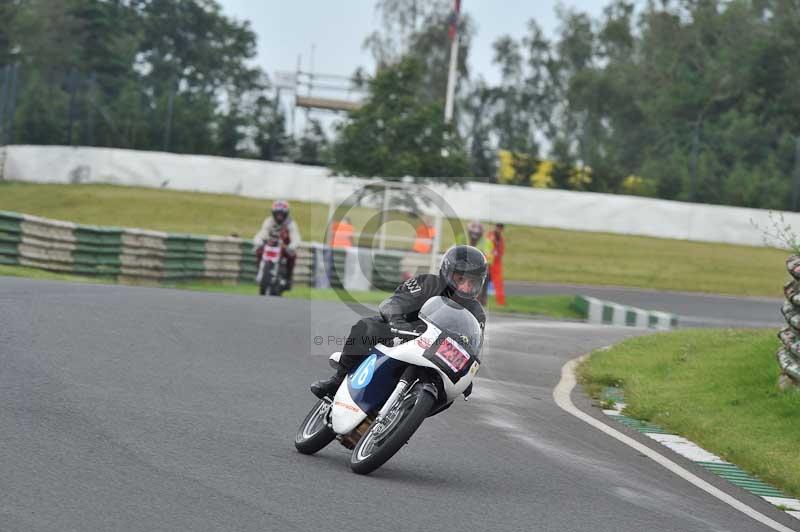 Mallory park Leicestershire;Mallory park photographs;Motorcycle action photographs;classic bikes;event digital images;eventdigitalimages;mallory park;no limits trackday;peter wileman photography;vintage bikes;vintage motorcycles;vmcc festival 1000 bikes