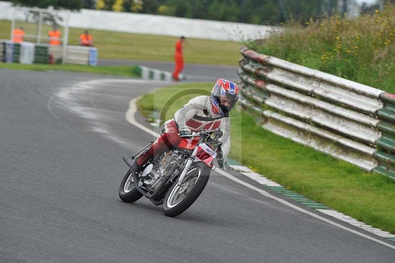 Mallory park Leicestershire;Mallory park photographs;Motorcycle action photographs;classic bikes;event digital images;eventdigitalimages;mallory park;no limits trackday;peter wileman photography;vintage bikes;vintage motorcycles;vmcc festival 1000 bikes