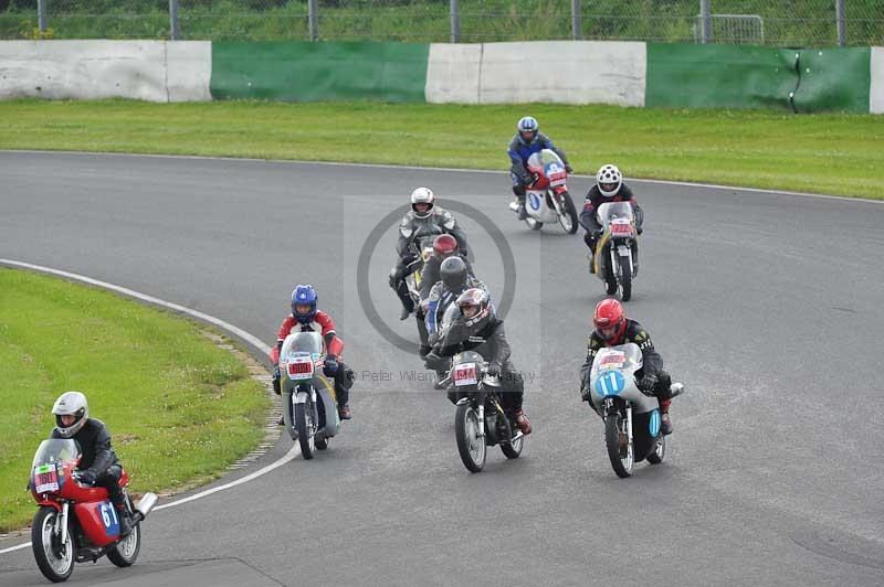 Mallory park Leicestershire;Mallory park photographs;Motorcycle action photographs;classic bikes;event digital images;eventdigitalimages;mallory park;no limits trackday;peter wileman photography;vintage bikes;vintage motorcycles;vmcc festival 1000 bikes