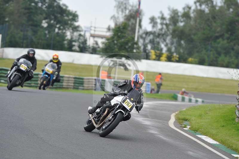 Mallory park Leicestershire;Mallory park photographs;Motorcycle action photographs;classic bikes;event digital images;eventdigitalimages;mallory park;no limits trackday;peter wileman photography;vintage bikes;vintage motorcycles;vmcc festival 1000 bikes