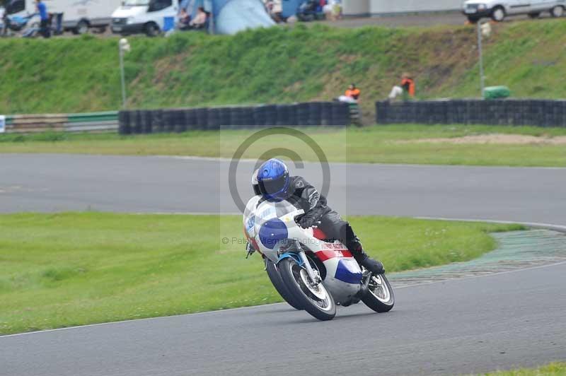 Mallory park Leicestershire;Mallory park photographs;Motorcycle action photographs;classic bikes;event digital images;eventdigitalimages;mallory park;no limits trackday;peter wileman photography;vintage bikes;vintage motorcycles;vmcc festival 1000 bikes