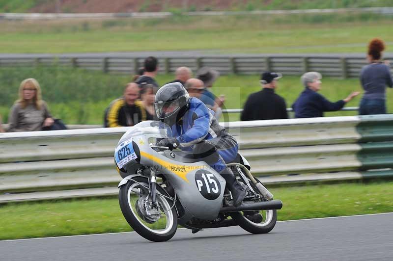 Mallory park Leicestershire;Mallory park photographs;Motorcycle action photographs;classic bikes;event digital images;eventdigitalimages;mallory park;no limits trackday;peter wileman photography;vintage bikes;vintage motorcycles;vmcc festival 1000 bikes