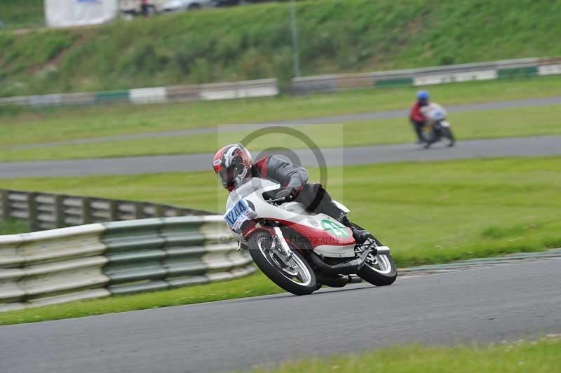 Mallory park Leicestershire;Mallory park photographs;Motorcycle action photographs;classic bikes;event digital images;eventdigitalimages;mallory park;no limits trackday;peter wileman photography;vintage bikes;vintage motorcycles;vmcc festival 1000 bikes