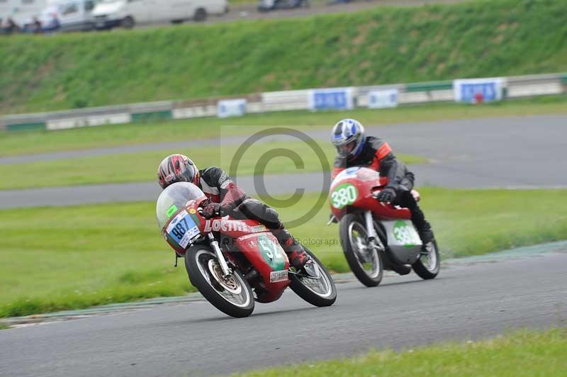 Mallory park Leicestershire;Mallory park photographs;Motorcycle action photographs;classic bikes;event digital images;eventdigitalimages;mallory park;no limits trackday;peter wileman photography;vintage bikes;vintage motorcycles;vmcc festival 1000 bikes