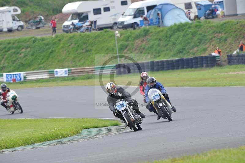 Mallory park Leicestershire;Mallory park photographs;Motorcycle action photographs;classic bikes;event digital images;eventdigitalimages;mallory park;no limits trackday;peter wileman photography;vintage bikes;vintage motorcycles;vmcc festival 1000 bikes