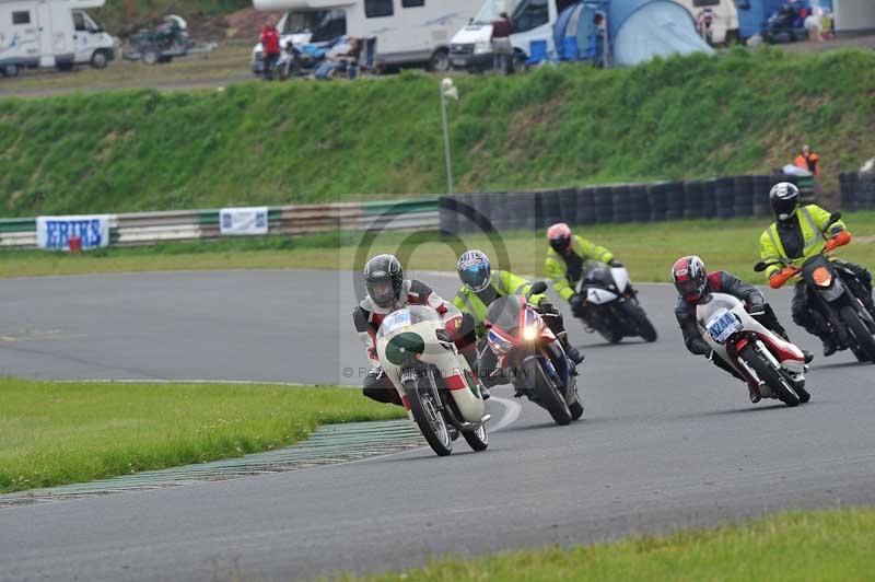 Mallory park Leicestershire;Mallory park photographs;Motorcycle action photographs;classic bikes;event digital images;eventdigitalimages;mallory park;no limits trackday;peter wileman photography;vintage bikes;vintage motorcycles;vmcc festival 1000 bikes