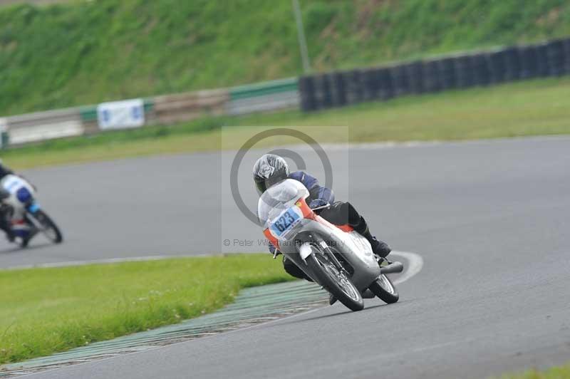 Mallory park Leicestershire;Mallory park photographs;Motorcycle action photographs;classic bikes;event digital images;eventdigitalimages;mallory park;no limits trackday;peter wileman photography;vintage bikes;vintage motorcycles;vmcc festival 1000 bikes