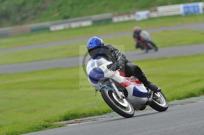 Mallory park Leicestershire;Mallory park photographs;Motorcycle action photographs;classic bikes;event digital images;eventdigitalimages;mallory park;no limits trackday;peter wileman photography;vintage bikes;vintage motorcycles;vmcc festival 1000 bikes