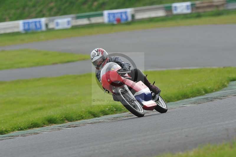 Mallory park Leicestershire;Mallory park photographs;Motorcycle action photographs;classic bikes;event digital images;eventdigitalimages;mallory park;no limits trackday;peter wileman photography;vintage bikes;vintage motorcycles;vmcc festival 1000 bikes