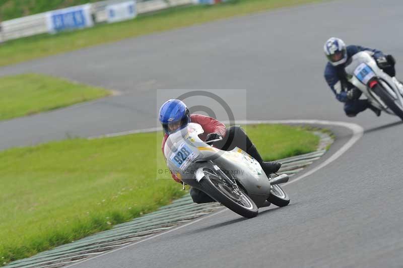 Mallory park Leicestershire;Mallory park photographs;Motorcycle action photographs;classic bikes;event digital images;eventdigitalimages;mallory park;no limits trackday;peter wileman photography;vintage bikes;vintage motorcycles;vmcc festival 1000 bikes