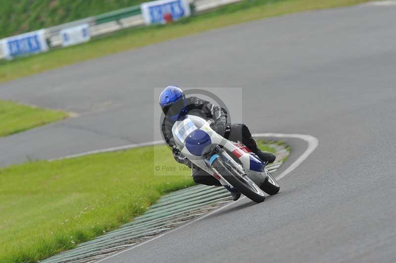 Mallory park Leicestershire;Mallory park photographs;Motorcycle action photographs;classic bikes;event digital images;eventdigitalimages;mallory park;no limits trackday;peter wileman photography;vintage bikes;vintage motorcycles;vmcc festival 1000 bikes