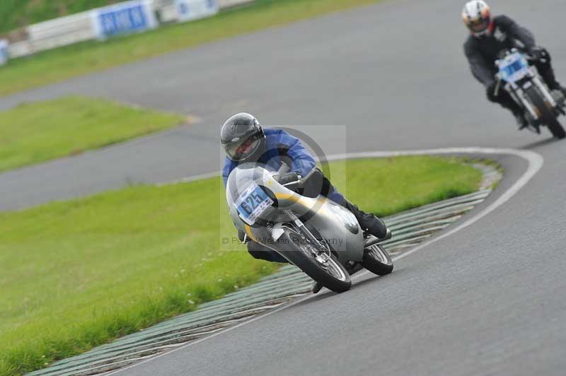 Mallory park Leicestershire;Mallory park photographs;Motorcycle action photographs;classic bikes;event digital images;eventdigitalimages;mallory park;no limits trackday;peter wileman photography;vintage bikes;vintage motorcycles;vmcc festival 1000 bikes