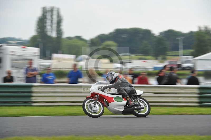 Mallory park Leicestershire;Mallory park photographs;Motorcycle action photographs;classic bikes;event digital images;eventdigitalimages;mallory park;no limits trackday;peter wileman photography;vintage bikes;vintage motorcycles;vmcc festival 1000 bikes