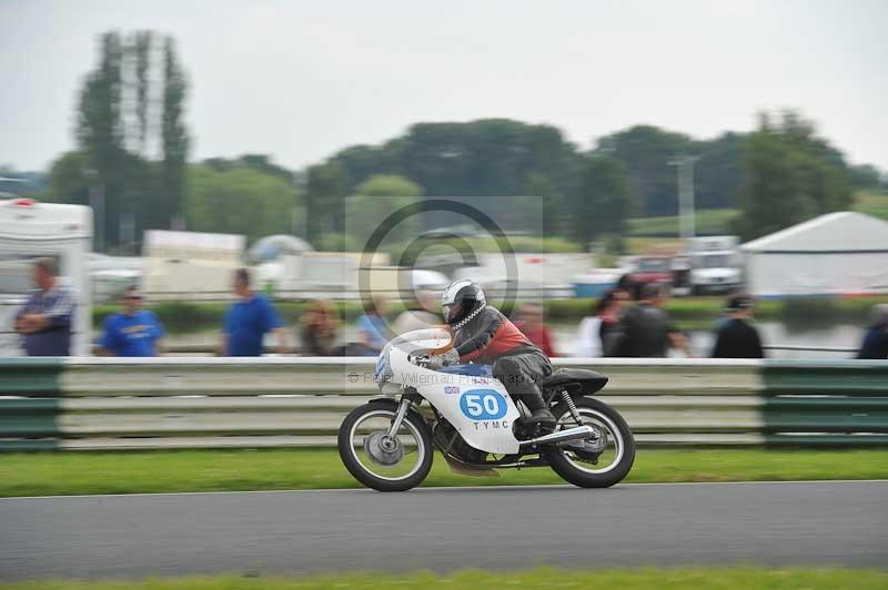 Mallory park Leicestershire;Mallory park photographs;Motorcycle action photographs;classic bikes;event digital images;eventdigitalimages;mallory park;no limits trackday;peter wileman photography;vintage bikes;vintage motorcycles;vmcc festival 1000 bikes