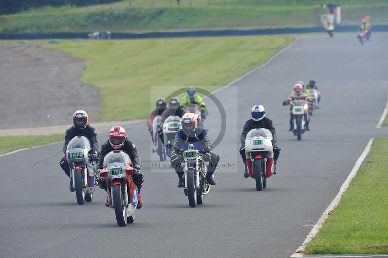 Mallory park Leicestershire;Mallory park photographs;Motorcycle action photographs;classic bikes;event digital images;eventdigitalimages;mallory park;no limits trackday;peter wileman photography;vintage bikes;vintage motorcycles;vmcc festival 1000 bikes