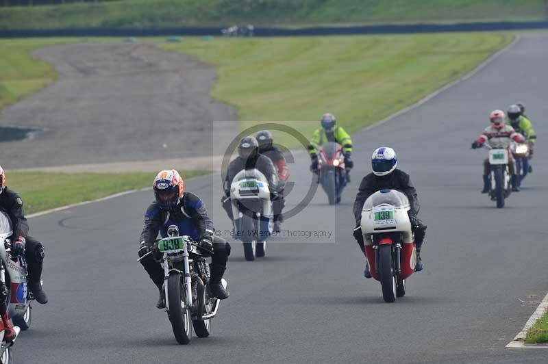 Mallory park Leicestershire;Mallory park photographs;Motorcycle action photographs;classic bikes;event digital images;eventdigitalimages;mallory park;no limits trackday;peter wileman photography;vintage bikes;vintage motorcycles;vmcc festival 1000 bikes