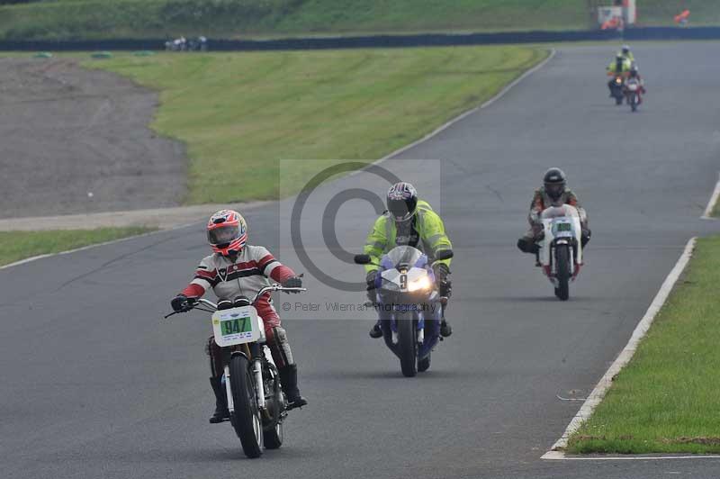 Mallory park Leicestershire;Mallory park photographs;Motorcycle action photographs;classic bikes;event digital images;eventdigitalimages;mallory park;no limits trackday;peter wileman photography;vintage bikes;vintage motorcycles;vmcc festival 1000 bikes