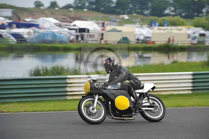 Mallory park Leicestershire;Mallory park photographs;Motorcycle action photographs;classic bikes;event digital images;eventdigitalimages;mallory park;no limits trackday;peter wileman photography;vintage bikes;vintage motorcycles;vmcc festival 1000 bikes