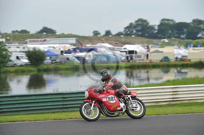 Mallory park Leicestershire;Mallory park photographs;Motorcycle action photographs;classic bikes;event digital images;eventdigitalimages;mallory park;no limits trackday;peter wileman photography;vintage bikes;vintage motorcycles;vmcc festival 1000 bikes