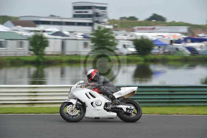 Mallory park Leicestershire;Mallory park photographs;Motorcycle action photographs;classic bikes;event digital images;eventdigitalimages;mallory park;no limits trackday;peter wileman photography;vintage bikes;vintage motorcycles;vmcc festival 1000 bikes