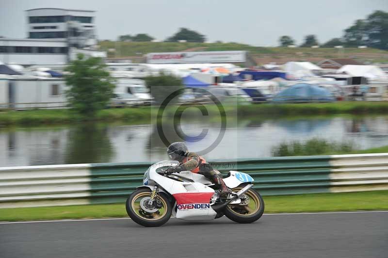 Mallory park Leicestershire;Mallory park photographs;Motorcycle action photographs;classic bikes;event digital images;eventdigitalimages;mallory park;no limits trackday;peter wileman photography;vintage bikes;vintage motorcycles;vmcc festival 1000 bikes