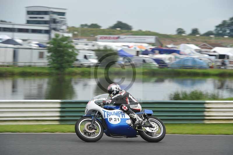 Mallory park Leicestershire;Mallory park photographs;Motorcycle action photographs;classic bikes;event digital images;eventdigitalimages;mallory park;no limits trackday;peter wileman photography;vintage bikes;vintage motorcycles;vmcc festival 1000 bikes