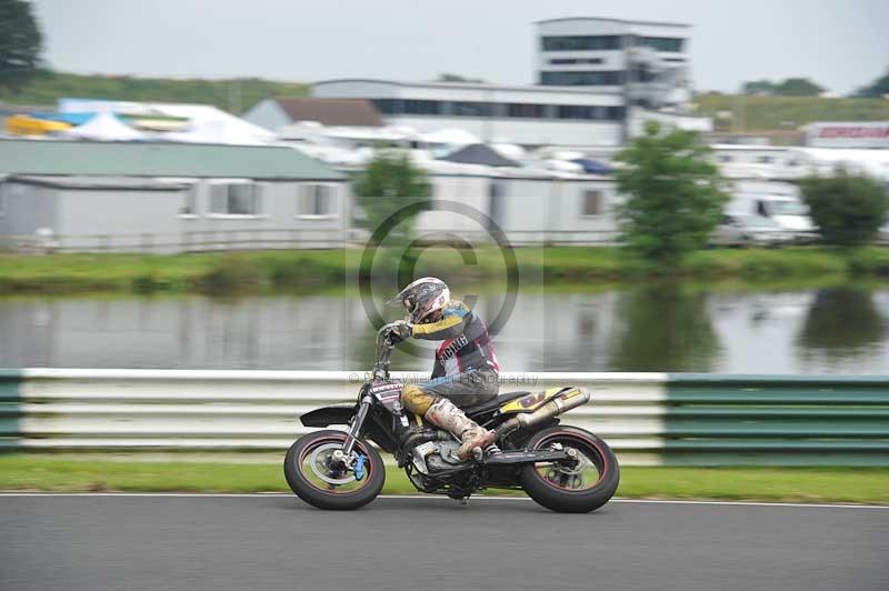 Mallory park Leicestershire;Mallory park photographs;Motorcycle action photographs;classic bikes;event digital images;eventdigitalimages;mallory park;no limits trackday;peter wileman photography;vintage bikes;vintage motorcycles;vmcc festival 1000 bikes