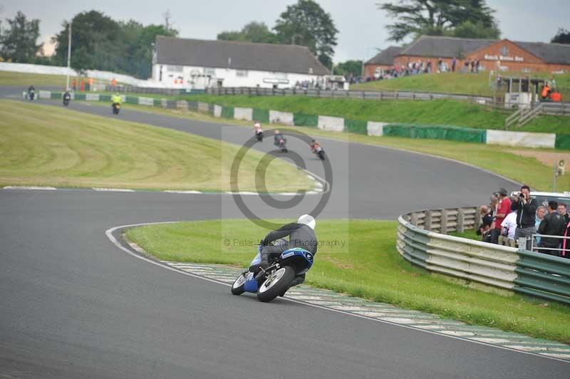 Mallory park Leicestershire;Mallory park photographs;Motorcycle action photographs;classic bikes;event digital images;eventdigitalimages;mallory park;no limits trackday;peter wileman photography;vintage bikes;vintage motorcycles;vmcc festival 1000 bikes