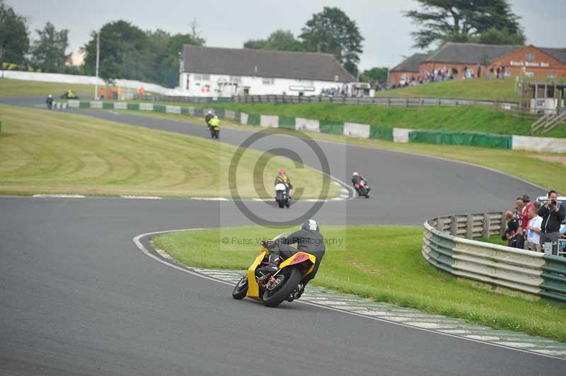 Mallory park Leicestershire;Mallory park photographs;Motorcycle action photographs;classic bikes;event digital images;eventdigitalimages;mallory park;no limits trackday;peter wileman photography;vintage bikes;vintage motorcycles;vmcc festival 1000 bikes