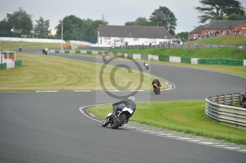 Mallory park Leicestershire;Mallory park photographs;Motorcycle action photographs;classic bikes;event digital images;eventdigitalimages;mallory park;no limits trackday;peter wileman photography;vintage bikes;vintage motorcycles;vmcc festival 1000 bikes