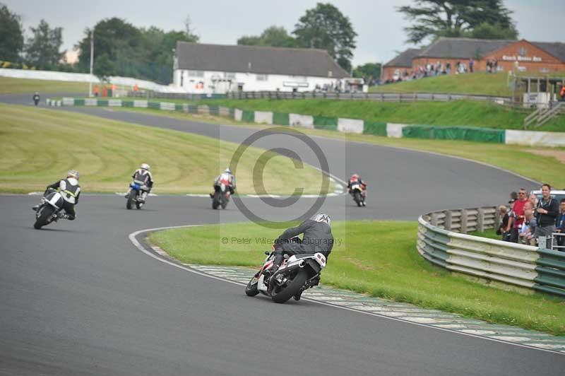 Mallory park Leicestershire;Mallory park photographs;Motorcycle action photographs;classic bikes;event digital images;eventdigitalimages;mallory park;no limits trackday;peter wileman photography;vintage bikes;vintage motorcycles;vmcc festival 1000 bikes