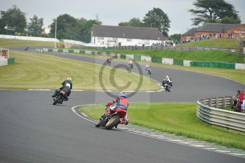 Mallory park Leicestershire;Mallory park photographs;Motorcycle action photographs;classic bikes;event digital images;eventdigitalimages;mallory park;no limits trackday;peter wileman photography;vintage bikes;vintage motorcycles;vmcc festival 1000 bikes