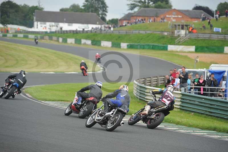 Mallory park Leicestershire;Mallory park photographs;Motorcycle action photographs;classic bikes;event digital images;eventdigitalimages;mallory park;no limits trackday;peter wileman photography;vintage bikes;vintage motorcycles;vmcc festival 1000 bikes