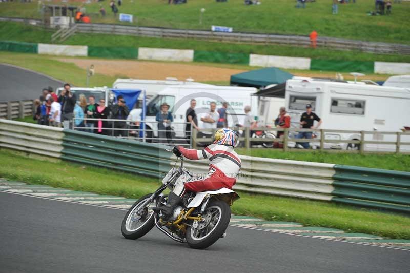 Mallory park Leicestershire;Mallory park photographs;Motorcycle action photographs;classic bikes;event digital images;eventdigitalimages;mallory park;no limits trackday;peter wileman photography;vintage bikes;vintage motorcycles;vmcc festival 1000 bikes