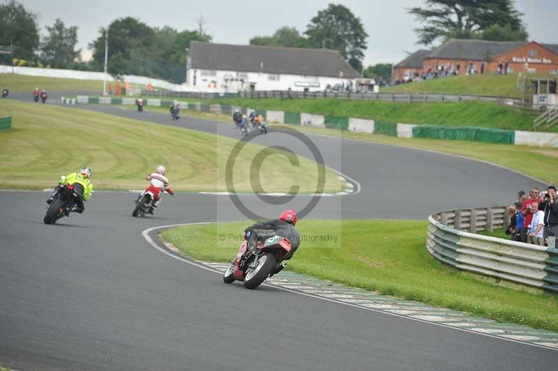 Mallory park Leicestershire;Mallory park photographs;Motorcycle action photographs;classic bikes;event digital images;eventdigitalimages;mallory park;no limits trackday;peter wileman photography;vintage bikes;vintage motorcycles;vmcc festival 1000 bikes