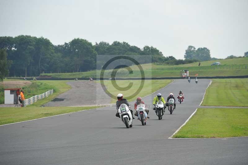 Mallory park Leicestershire;Mallory park photographs;Motorcycle action photographs;classic bikes;event digital images;eventdigitalimages;mallory park;no limits trackday;peter wileman photography;vintage bikes;vintage motorcycles;vmcc festival 1000 bikes