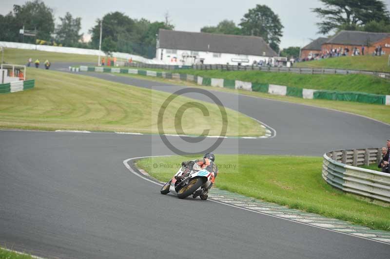 Mallory park Leicestershire;Mallory park photographs;Motorcycle action photographs;classic bikes;event digital images;eventdigitalimages;mallory park;no limits trackday;peter wileman photography;vintage bikes;vintage motorcycles;vmcc festival 1000 bikes