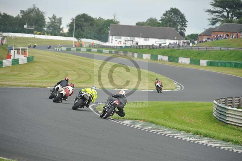 Mallory park Leicestershire;Mallory park photographs;Motorcycle action photographs;classic bikes;event digital images;eventdigitalimages;mallory park;no limits trackday;peter wileman photography;vintage bikes;vintage motorcycles;vmcc festival 1000 bikes