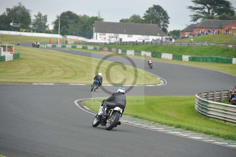 Mallory park Leicestershire;Mallory park photographs;Motorcycle action photographs;classic bikes;event digital images;eventdigitalimages;mallory park;no limits trackday;peter wileman photography;vintage bikes;vintage motorcycles;vmcc festival 1000 bikes