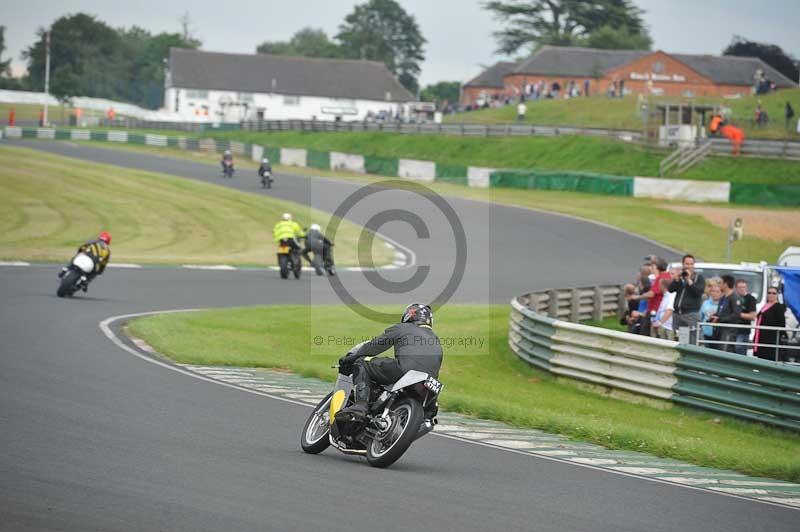 Mallory park Leicestershire;Mallory park photographs;Motorcycle action photographs;classic bikes;event digital images;eventdigitalimages;mallory park;no limits trackday;peter wileman photography;vintage bikes;vintage motorcycles;vmcc festival 1000 bikes